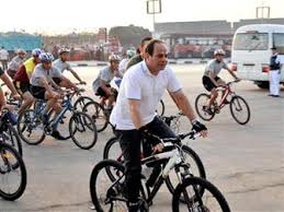 بالصور الرئيس السيسى يركب دراجته فالاسكندرية