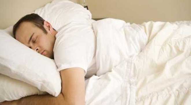 بالصور مخاطر النوم علي البطن