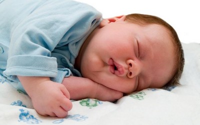 بالصور عدد ساعات نوم الاطفال