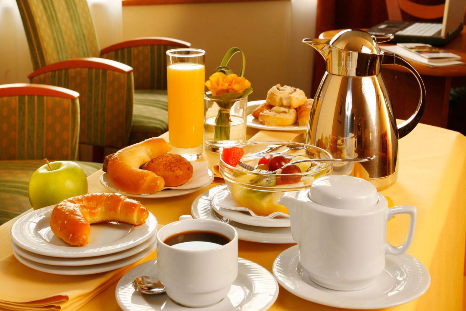 Сервировка стола для завтрака. Завтрак на столе. Завтрак в отеле. Сервировка стола к завтраку. Сервировка чайного стола.